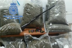 Arma y bolsas de marihuana halladas por la Policía Nacional.