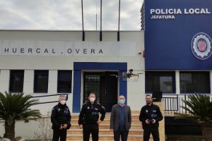 Agentes de la Policía Local con el alcalde de Huércal-Overa.