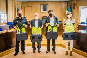 Presentación de los chalecos adquiridos en Roquetas de Mar.
