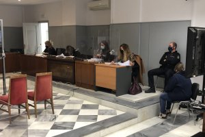Lectura del veredicto con la acusada a la derecha.