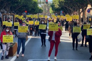 Concentración de esteticistas y peluqueros este lunes en Almería.