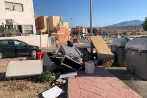 Imagen difundida por el Ayuntamiento en la que se aprecia la acumulación de enseres.