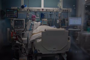 Almería no rebaja la presión de covid en las camas de Cuidados Intensivos.