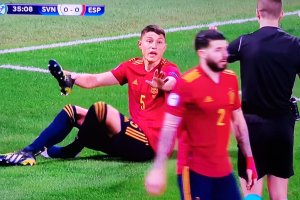 Jorge Cuenca protesta al árbitro en una jugada de la primera mitad.