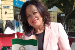 María del Mar Ayala Andújar con la bandera de Andalucía.