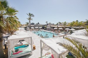 Maraú cuenta con una amplia terraza con piscina y camas balinesas.