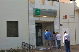 Un grupo de personas guarda cola a las puertas de un centro de salud de Almería.