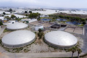 Foto de la EDAR El Bobar de Almería, que sí cumple con esta normativa.