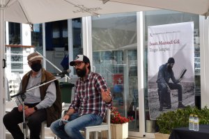 El escritor Juan Manuel Gil durante la presentación en Garrucha.