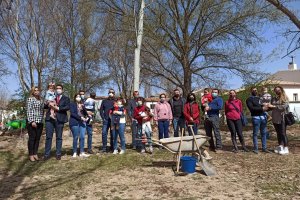 Autoridades y asistentes el acto de plantación en Chirivel.
