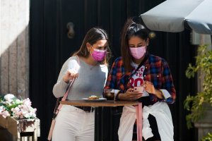 La nueva normalidad mantiene el uso obligatorio de la mascarilla.