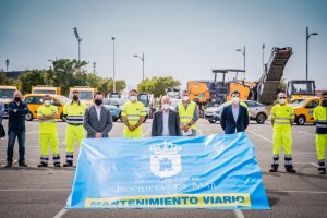 El alcalde y el concejal de Agenda Urbana han comprobado la maquinaria destinada a este importante servicio.