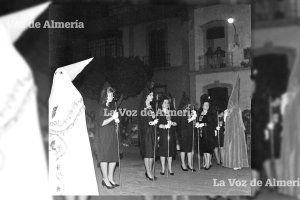 La cofradía del Prendimiento con sus mantillas desfilando por las calles de Almería a comienzos de los años 60.