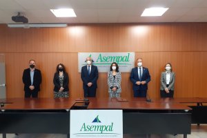Representantes de ASEMPAL y la AECC de Almería tras la firma del convenio.
