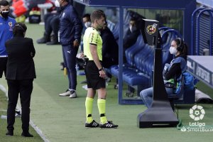 Ávalos Barrera mirando la jugada del penalti a Sadiq.