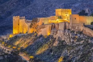 Situada en el cerro de San Cristóbal y edificada durante el siglo X, la Alcazaba fue la encargada de salvaguardar la bahía almeriense.