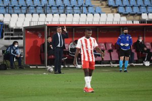 Las órdenes en el Almería se dan desde el banquillo.
