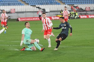 Fernando Martínez evitando el 0-1 en una jugada con Álvaro García.