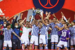 El momento de levantar la Copa del Rey.