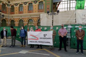 Integrantes de la Mesa del Ferrocarril con una pancarta.