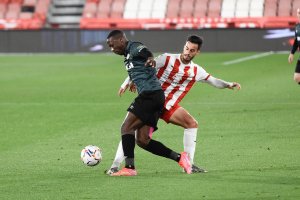 Lazo y Advíncula en una jugada del duelo de este viernes.