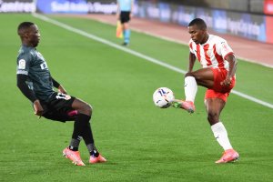 Sergio Akieme en una jugada en la primera mitad frente al Rayo Vallecano.