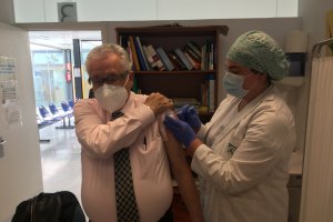 José Romero, de 78 años, recibiendo la primera dosis de Pfizer.