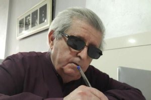 Manolo de la Poza escribiendo en su despacho de LA VOZ DE ALMERÍA.