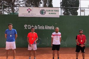 Finalistas en dobles veteranos, listos para competir.