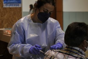 La vacuna de AstraZeneca vuelve a estar en el punto de mira.