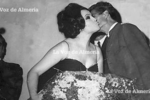 Uno de los sueños de Pedro Corrales era darle un beso a Sara Montiel. Consiguió hacer realidad su objetivo, pero el fotógrafo lo cogió de perfil.