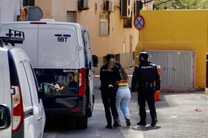 La acusada sale del juicio