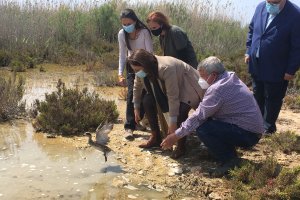 Carmen Crespo soltando un ejemplar.