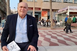 Antonio Torres, doctor en Periodismo, con un ejemplar de “¡Llévame contigo...! en el Paseo Marítimo.