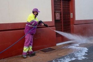 Un miembro del equipo de limpieza realizando los trabajos de saneamiento