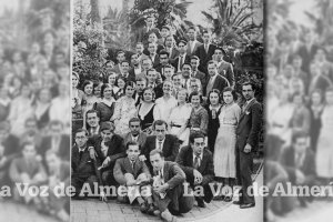 Maestros y alumnos de la Escuela Normal de Magisterio de Almería en mayo de 1933.