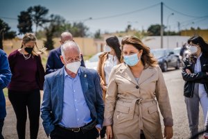 La consejera de Agricultura, Carmen Crespo, y el alcalde de Roquetas de Mar, Gabriel Amat.