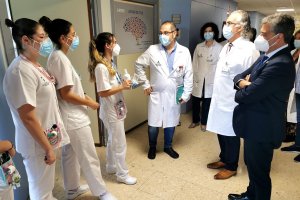 El rector, a la derecha, en la visita a Torrecárdenas.