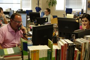 Periodistas de La Voz, elaborando sus informaciones, en una imagen de archivo