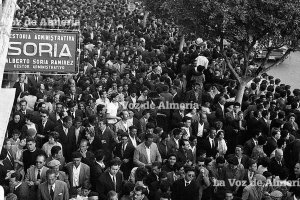 Imagen del Paseo en un día de desfile de los años cincuenta. En la foto se ve el anuncio de la gestoría Soria, la primera en tramitar el DNI.