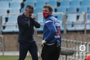 José Gomes se lamenta en el banquillo del Almería.