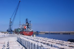 Carga de graneles en el dique comercial del Puerto de Carboneras.