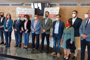 Las autoridades provinciales acompañan a Valdivieso, en el centro, durante su reelección.