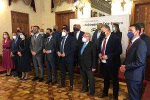 Representantes institucionales junto a los de agricultores y regantes de Almería