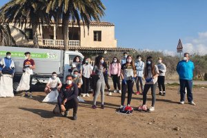 Recogida de residuos en las playas Calataray y Las Palmeras de San Juan de los Terreros.