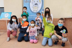 Niños veratenses participantes con la impulsora de la actividad.