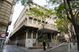 Fachada del edificio de Correos en el centro de la ciudad
