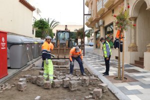 Operarios retirando los adoquines de la vía.