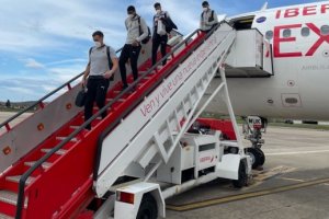 El Almería, tras aterrizar el sábado en el aeropuerto de Vitoria.