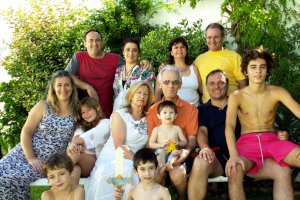 Noemí, rodeada de su familia.